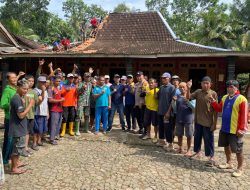 Polri Peduli, Polsek Jatipurno Kerja Bakti Perbaiki Atap Rumah Warga