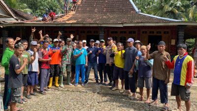 Polri Peduli, Polsek Jatipurno Kerja Bakti Perbaiki Atap Rumah Warga