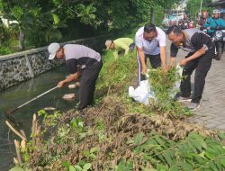 Polsek Gedangan Gelar Kerja Bakti Bersihkan Aliran Sungai