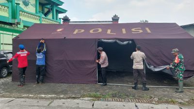 Polsek Krian Dirikan Tenda Darurat untuk Bantu Warga Terdampak Banjir di Dusun Badas
