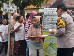 Jumat Berkah, Polsek Tamam Bagikan Makanan Gratis