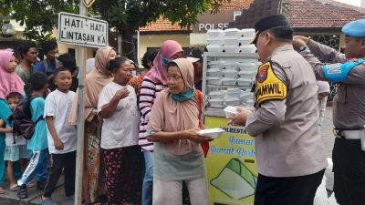 Jumat Berkah, Polsek Tamam Bagikan Makanan Gratis