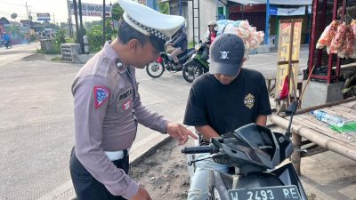 Polsek Wonoayu Edukasi Pentingnya Helm Bagi Pengendara