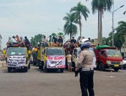 Ribuan Sopir dan Pelaku UMKM Penuhi Depan Kantor Pemkab Jember Desak Jalan Raya Puger Dibuka