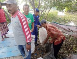 Satpolairud Polresta Sidoarjo Bersama Nelayan Bersihkan Sampah di Kawasan Pesisir