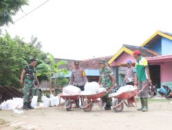 TNI-Polri Bersama Warga di Kecamatan Malo Perbaiki Infrastruktur Pascabencana Longsor