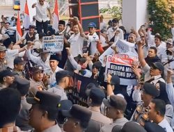 Tuntut Kenaikan Gaji, Ratusan Tenaga Honorer Geruduk Kantor DPRD Kabupaten Bangkalan