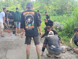 Warga Persaudaraan Setia Hati Terate Rayon Watupatok Gelar Bakti Sosial Tambal Jalan