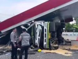 Akibat Rem Blong Sebuah Truk Tronton Menabrak SPBU