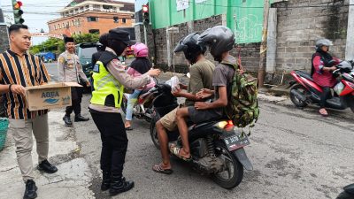 Berbagi Berkah di Bulan Ramadhan, Polisi di Wonogiri Kembali Bagikan Takjil