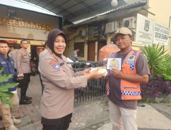 Berbagi Berkah di Bulan Ramadhan, Polsek Gedangan Bagikan Takjil dan Stiker Hotline Mudik