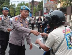Berkah Ramadan, Sie Propam Polres Jember Bagikan Takjil kepada Pengguna Jalan
