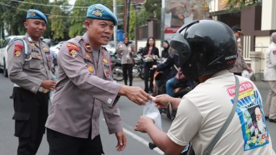 Berkah Ramadan, Sie Propam Polres Jember Bagikan Takjil kepada Pengguna Jalan
