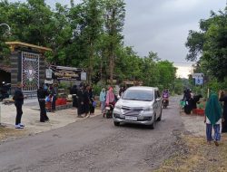 Berkah di Bulan Ramadhan, PSHT Ranting Sine Bagikan Takjil kepada Pengguna Jalan