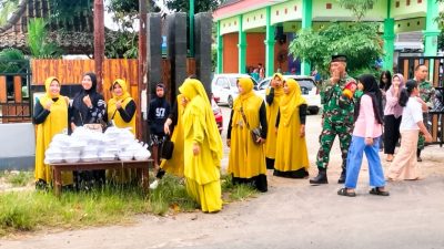Danramil Kasiman Bersama Anggota Bagikan Takjil Menjelang Buka Puasa