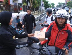 Disela Berbagi Takjil, Polres Bojonegoro Sosialisasikan Hotline Polri 110 dan Mudik Aman Keluarga Nyaman