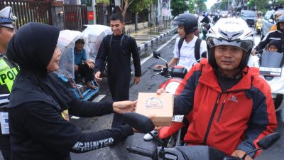 Disela Berbagi Takjil, Polres Bojonegoro Sosialisasikan Hotline Polri 110 dan Mudik Aman Keluarga Nyaman