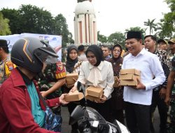 Forkopimda Sidoarjo Bagikan 4.000 Takjil untuk Warga di Alun-alun