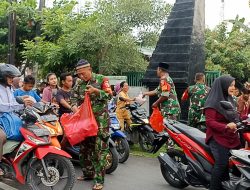 Jajaran Babinsa Kodim Bojonegoro Berbagi Ribuan Paket Takjil di Tiga Lokasi