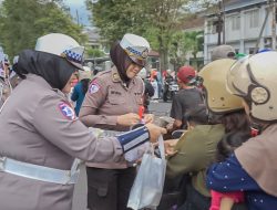 Jelang Buka Puasa, Polres Jember Bagikan Takjil sebagai Bentuk Kepedulian