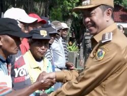 Jelang Lebaran, Bupati Bondowoso Bagikan Ratusan Paket Sembako ke Abang Becak