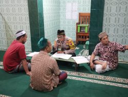Kanit Binmas Polsek Krembung Tadarus Al Qur’an Bersama Warga