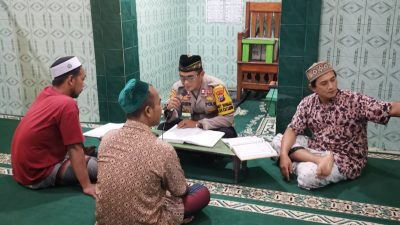 Kanit Binmas Polsek Krembung Tadarus Al Qur’an Bersama Warga
