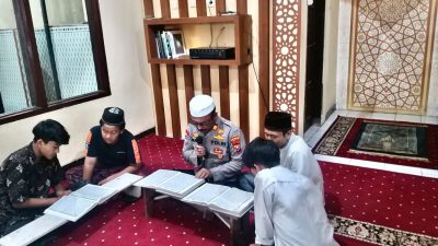 Kanit Binmas Polsek Taman Gelar Tadarus Al-Qur’an Bersama Remaja untuk Perkuat Iman dan Pembinaan Moral