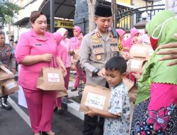 Kapolres Bojonegoro Kembali Bagikan Takjil Bersama PJU dan Bhayangkari