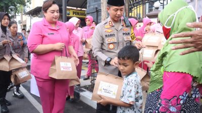 Kapolres Bojonegoro Kembali Bagikan Takjil Bersama PJU dan Bhayangkari