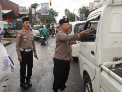 Kapolres Wonogiri Bagikan Takjil dan Sosialisasi Call Center 110 Mudik Aman, Keluarga Nyaman