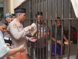 Kapolresta Sidoarjo Bagikan Takjil Kepada Para Tahanan