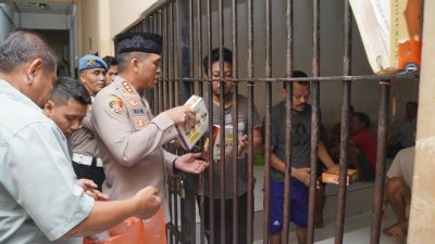 Kapolresta Sidoarjo Bagikan Takjil Kepada Para Tahanan