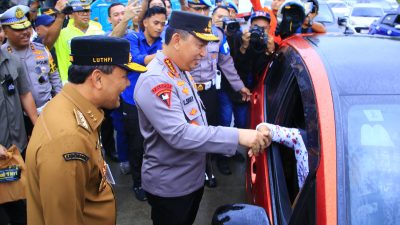 Kapolri Sapa Pemudik di Tol Kalikangkung, Sampaikan Pesan Utamakan Keselamatan