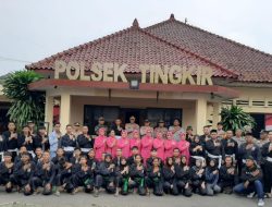 Kebersamaan PSHT Cabang Kota Salatiga Pusat Madiun dan Polsek Tingkir Berbagi Takjil di Bulan Ramadan