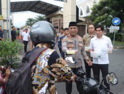 Lebih Dekat Masyarakat, Polresta Sidoarjo Bagikan Takjil Depan Mako