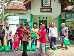 Menjelang Hari Jadi Perhutani Ke 64, Perhutani KPH Banyuwangi Selatan Bagikan Paket Sembako Kepada Pekerja di Tempat Penitipan Kayu