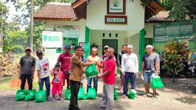 Menjelang Hari Jadi Perhutani Ke 64, Perhutani KPH Banyuwangi Selatan Bagikan Paket Sembako Kepada Pekerja di Tempat Penitipan Kayu