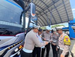 Menjelang Mudik Lebaran, Polisi Cek Kondisi Bus dan Kesehatan Sopir di Terminal Situbondo