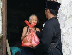 PSHT Sub. Babatan Rayon Kesilir Distribusikan 325 Paket Sembako