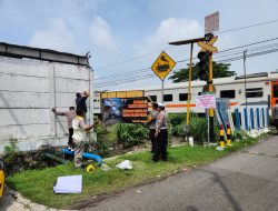 Polisi Pasang Spanduk Himbauan di Perlintasan Kereta Api Tidak Berpalang
