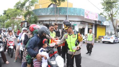Polres Bojonegoro Gelar Aksi Sosial Bagikan Takjil Gratis di Bulan Ramadhan