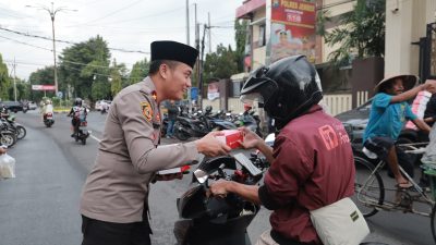 Polres Jember Bagikan 250 Paket Takjil Gratis untuk Masyarakat