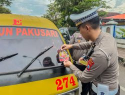 Polres Jember Pasang Stiker dan Papan Imbauan Mudik Aman, Keluarga Nyaman