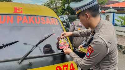 Polres Jember Pasang Stiker dan Papan Imbauan Mudik Aman, Keluarga Nyaman