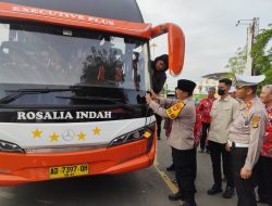 Polres Lampung Utara Sosialisasikan dan Pasang Stiker Hotline Mudik Polri 110