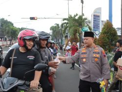 Polres Wonogiri Bagikan Takjil Kepada Pengguna Jalan