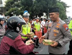 Polresta Sidoarjo Bagikan Takjil Kepada Pengendara di Bulan Ramadhan 1446 H
