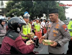 Polresta Sidoarjo Bagikan Takjil Kepada Pengendara di Bulan Ramadhan