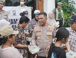 Polresta Sidoarjo dan Awak Media Bagikan Takjil, Edukasi Pengendara Tentang Tertib Lalu Lintas